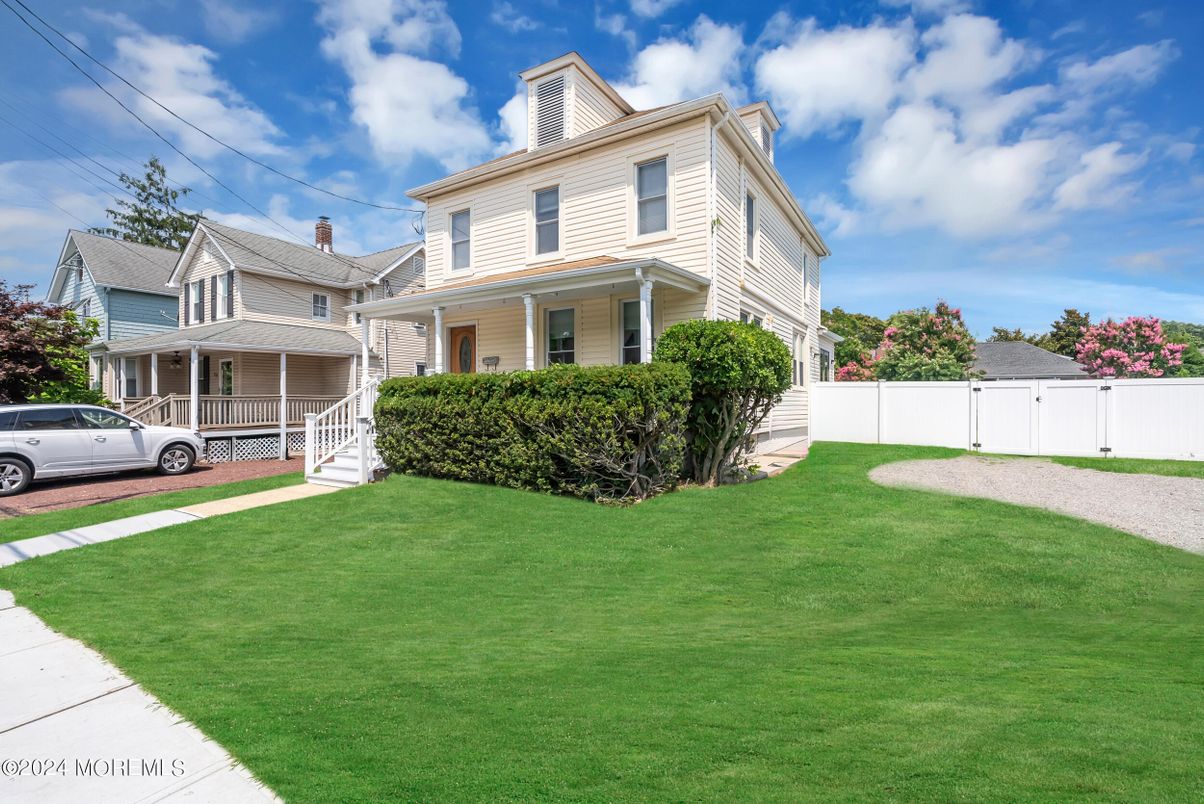 Backyard, Exterior, Facade, Queen Anne Victorian