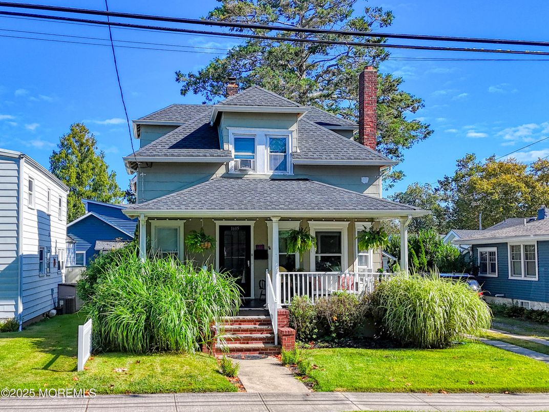 Exterior, Facade, American Foursquare