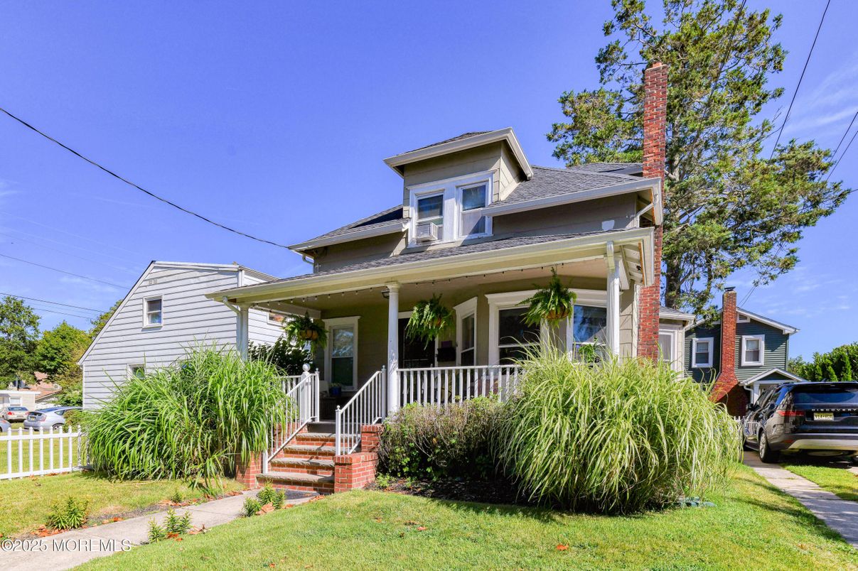 Exterior, Facade, American Foursquare
