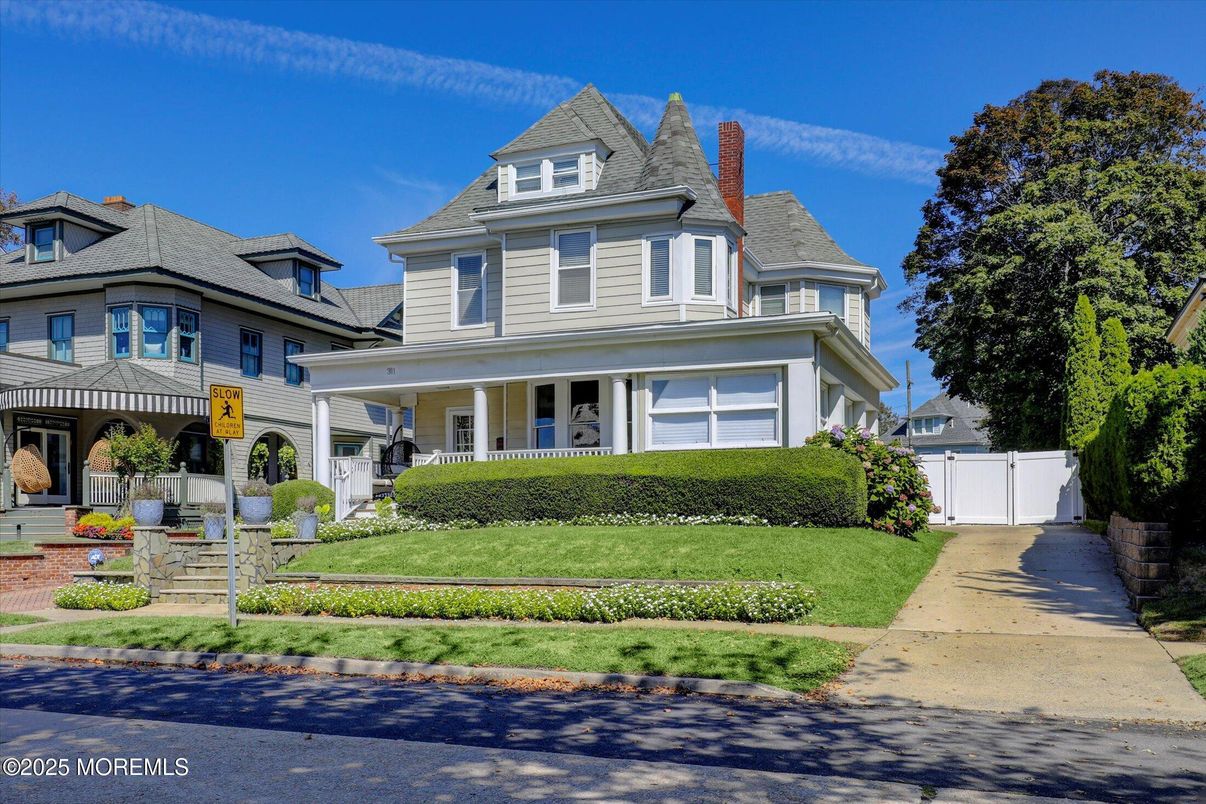 Attached, Exterior, Facade, Queen Anne Victorian