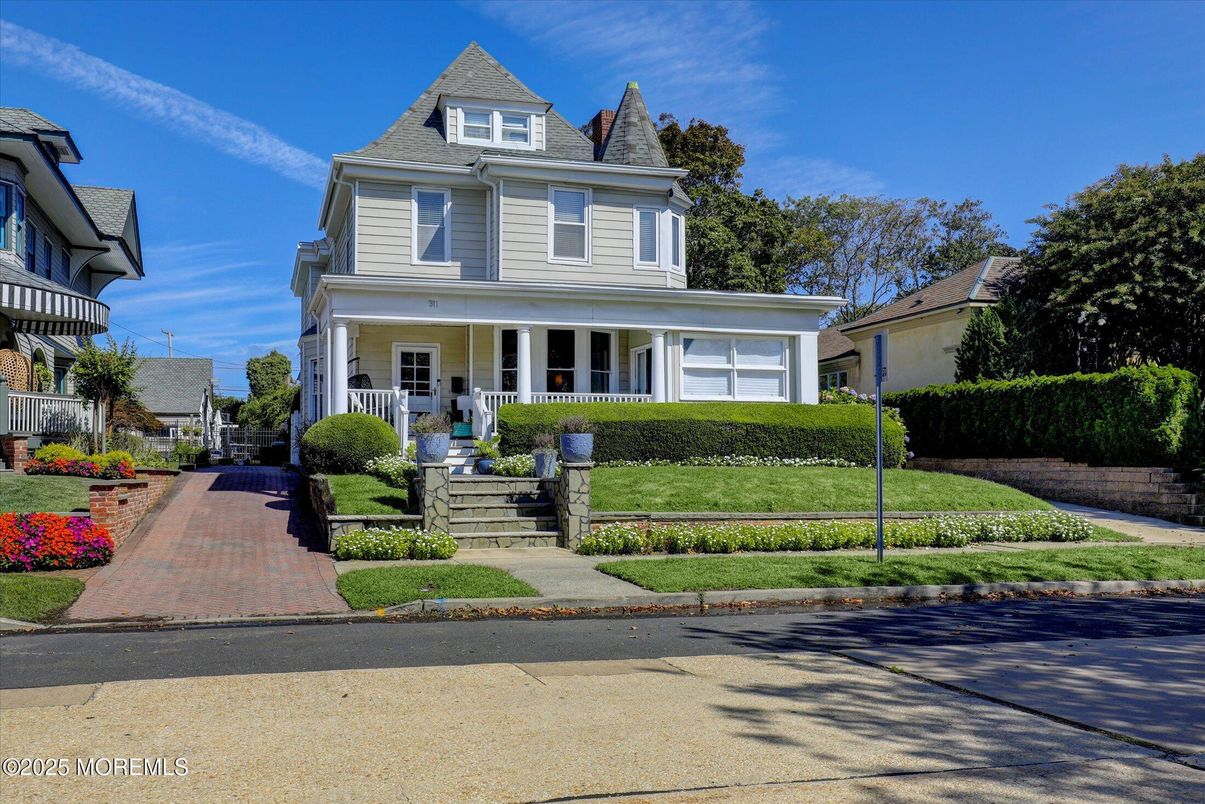 Attached, Exterior, Facade, Queen Anne Victorian