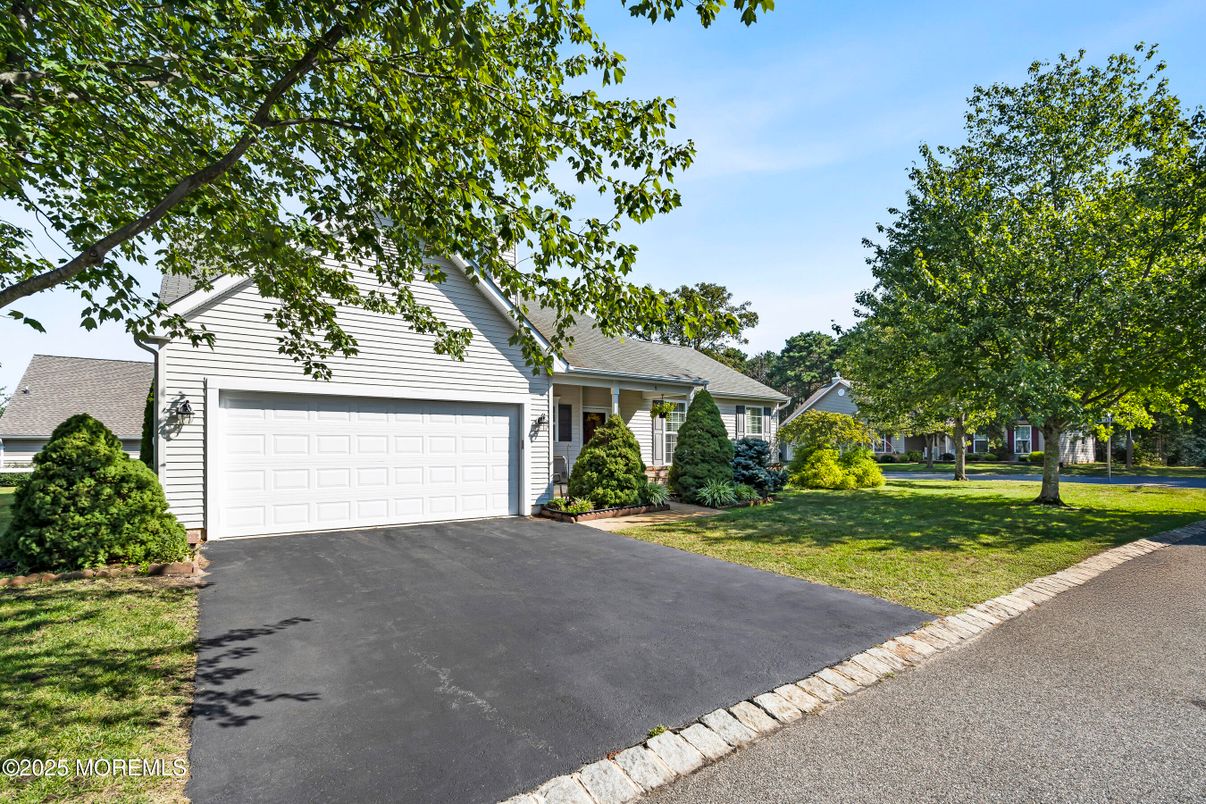 Attached, Exterior, Facade, Ranch