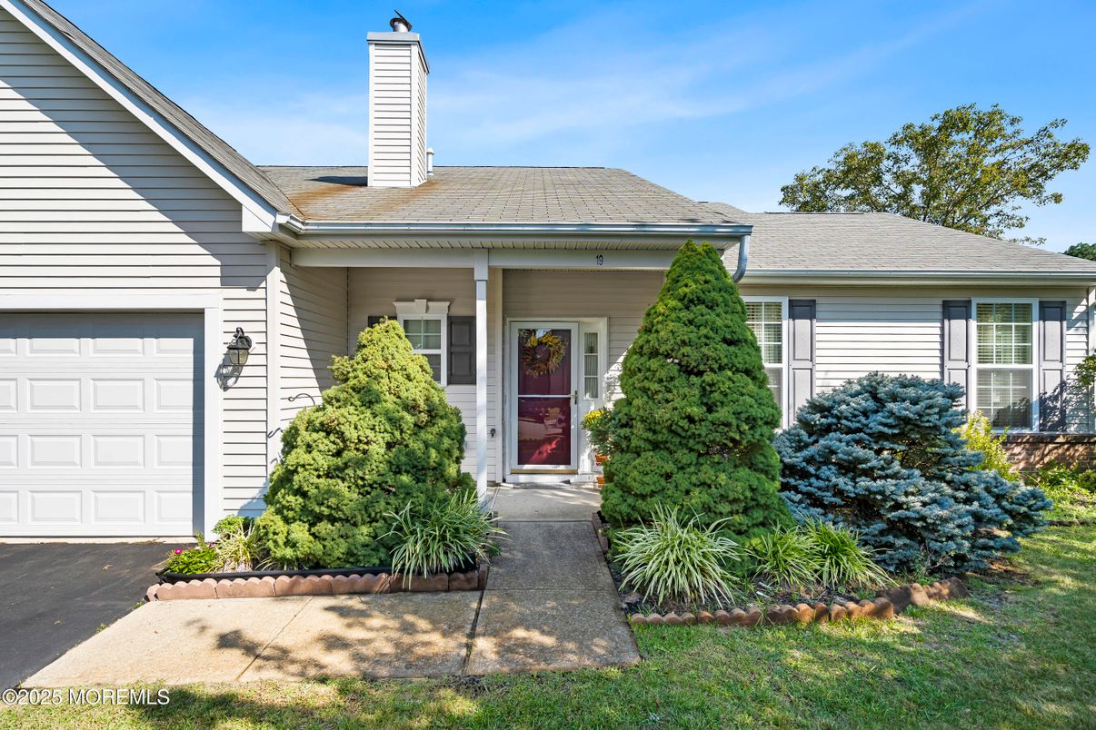 Attached, Exterior, Facade, Ranch