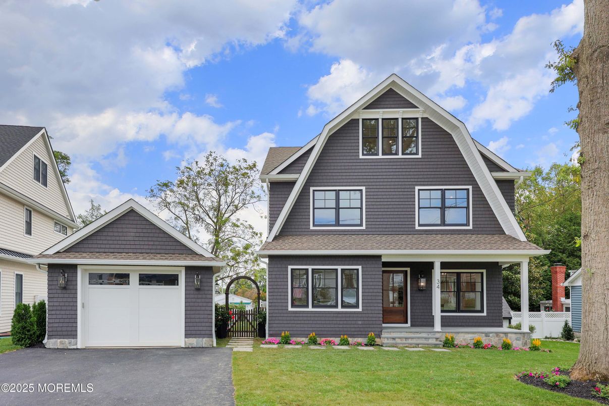 Attached, Exterior, Facade, Queen Anne Victorian