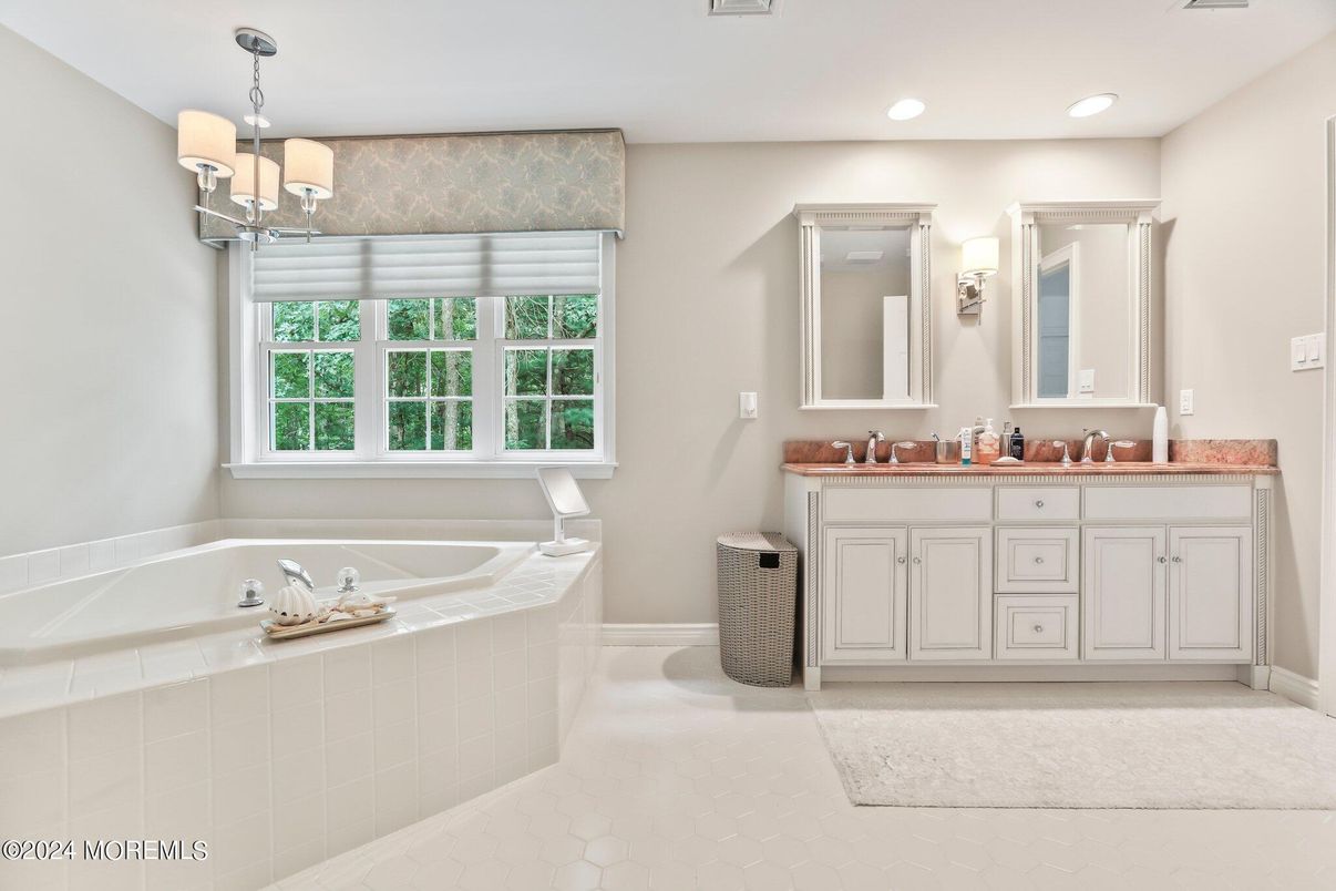 Bathroom, Dual Sink Vanities, Interior, Recessed Lighting