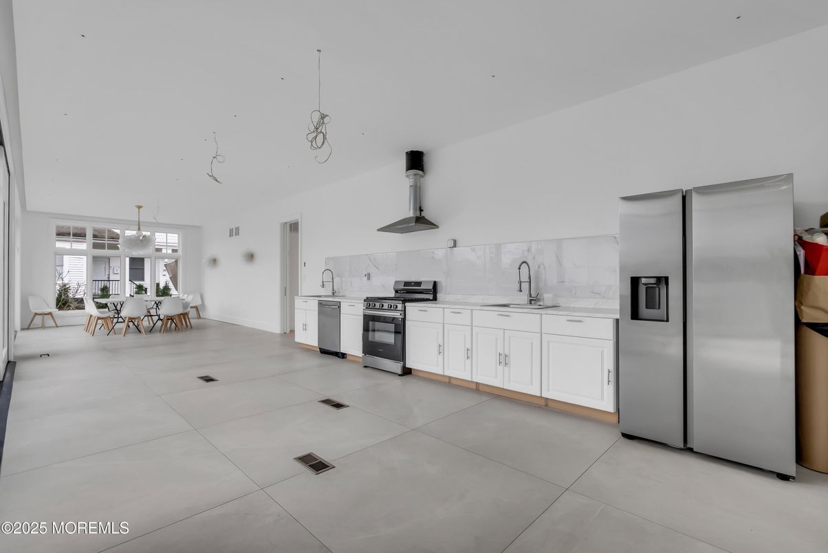Dining room, Interior, Kitchen, Pendant Lights, Stainless Steel Appliances