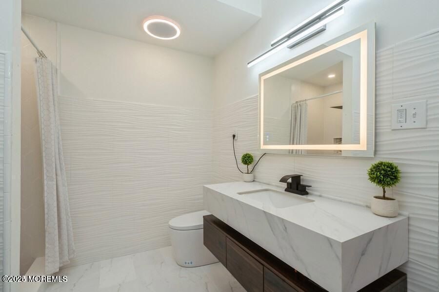 Bathroom, Interior, Marble, Recessed Lighting