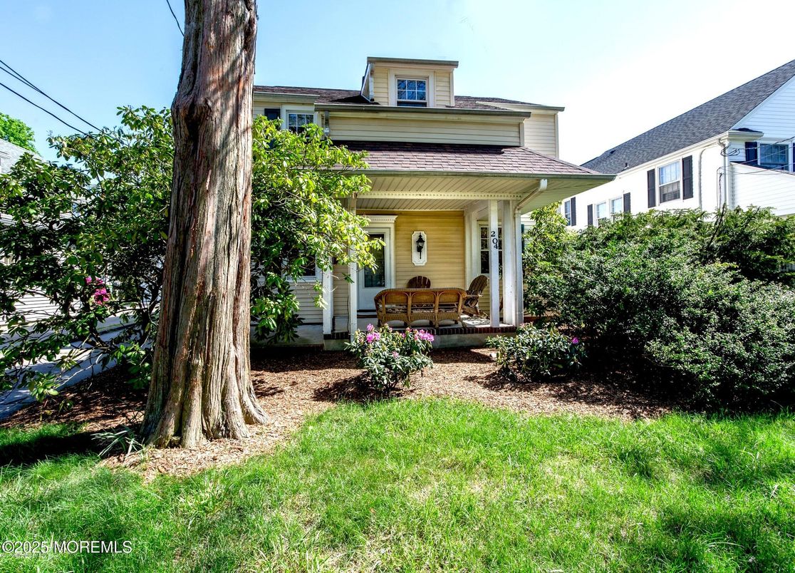 Exterior, Facade, American Foursquare