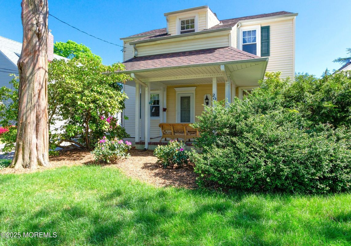Exterior, Facade, American Foursquare