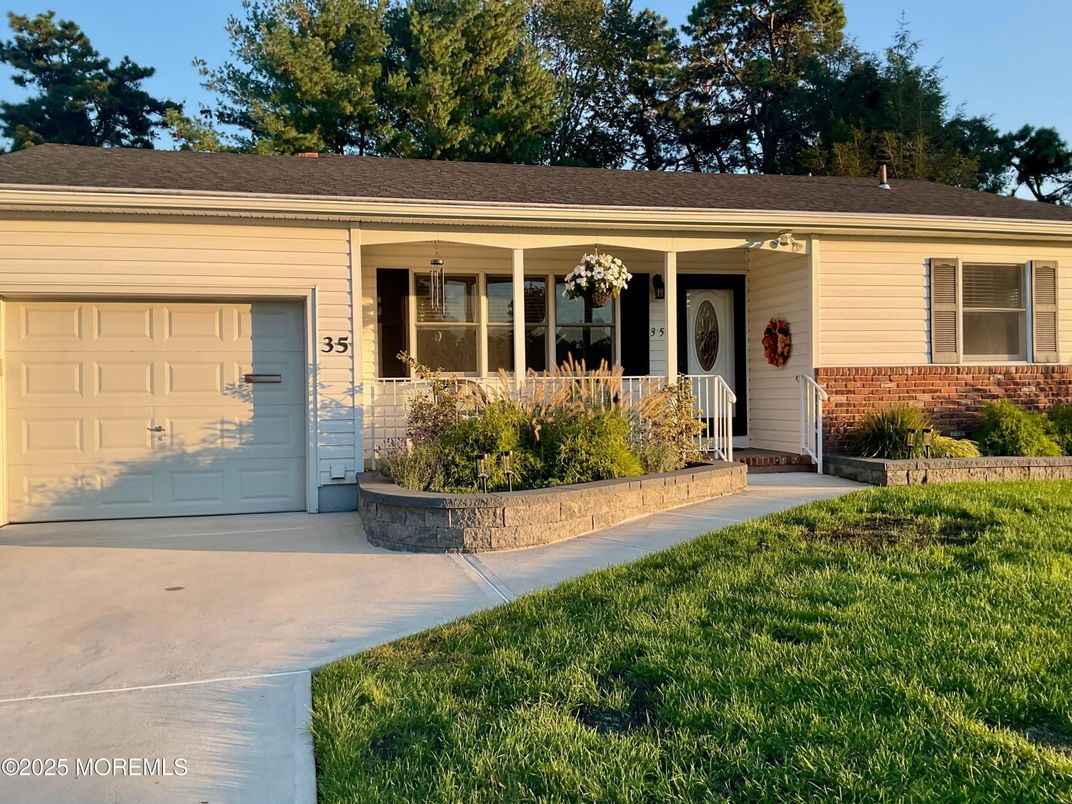 Attached, Exterior, Facade, Ranch