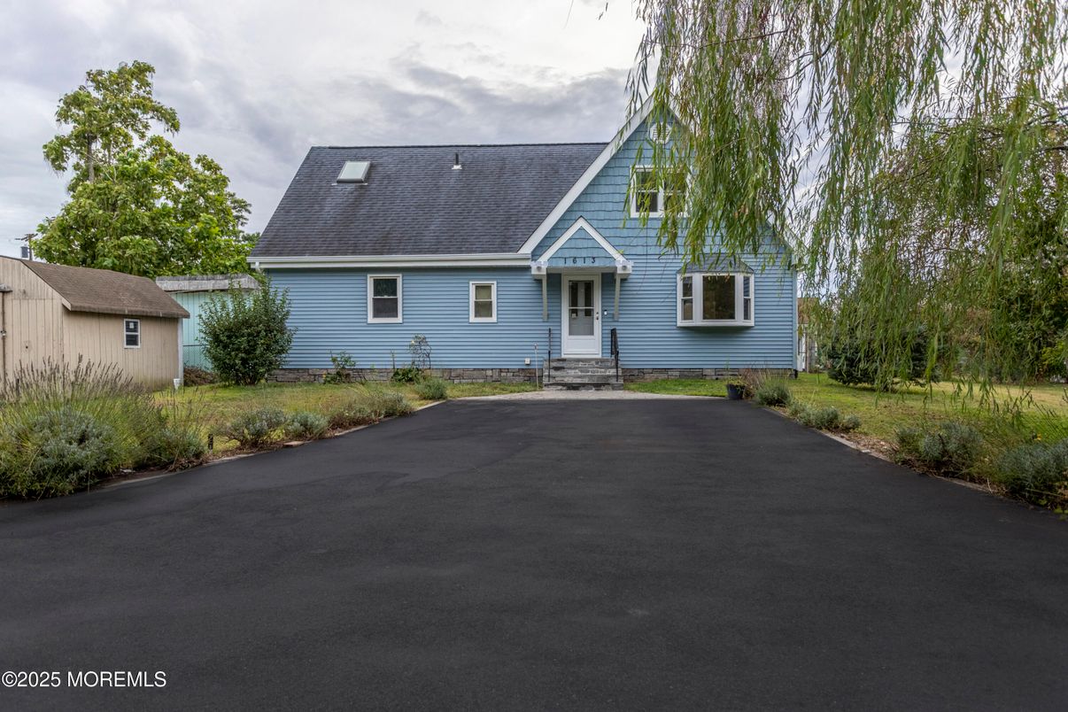 Exterior, Facade, Cape Cod