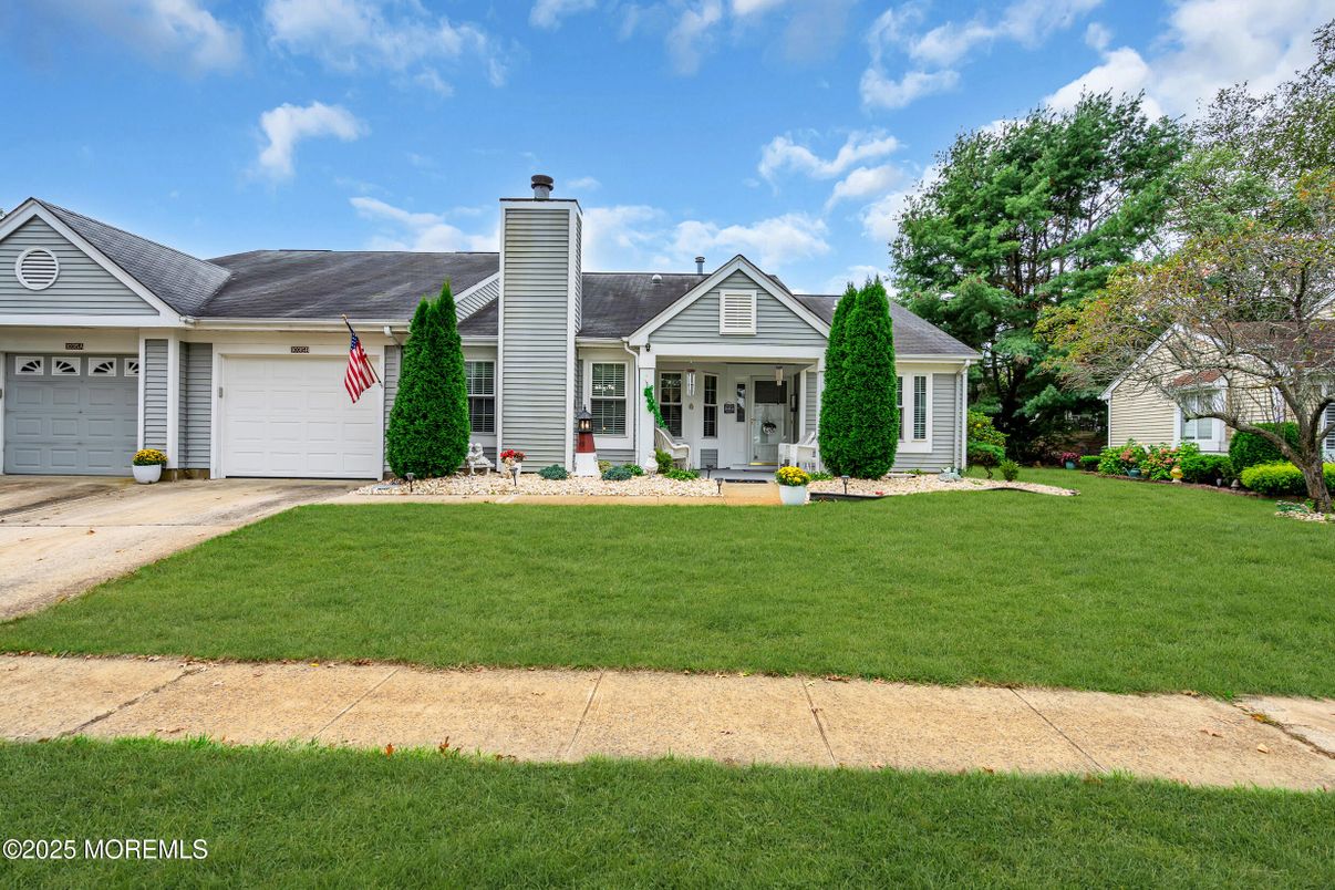 Attached, Exterior, Facade, Ranch