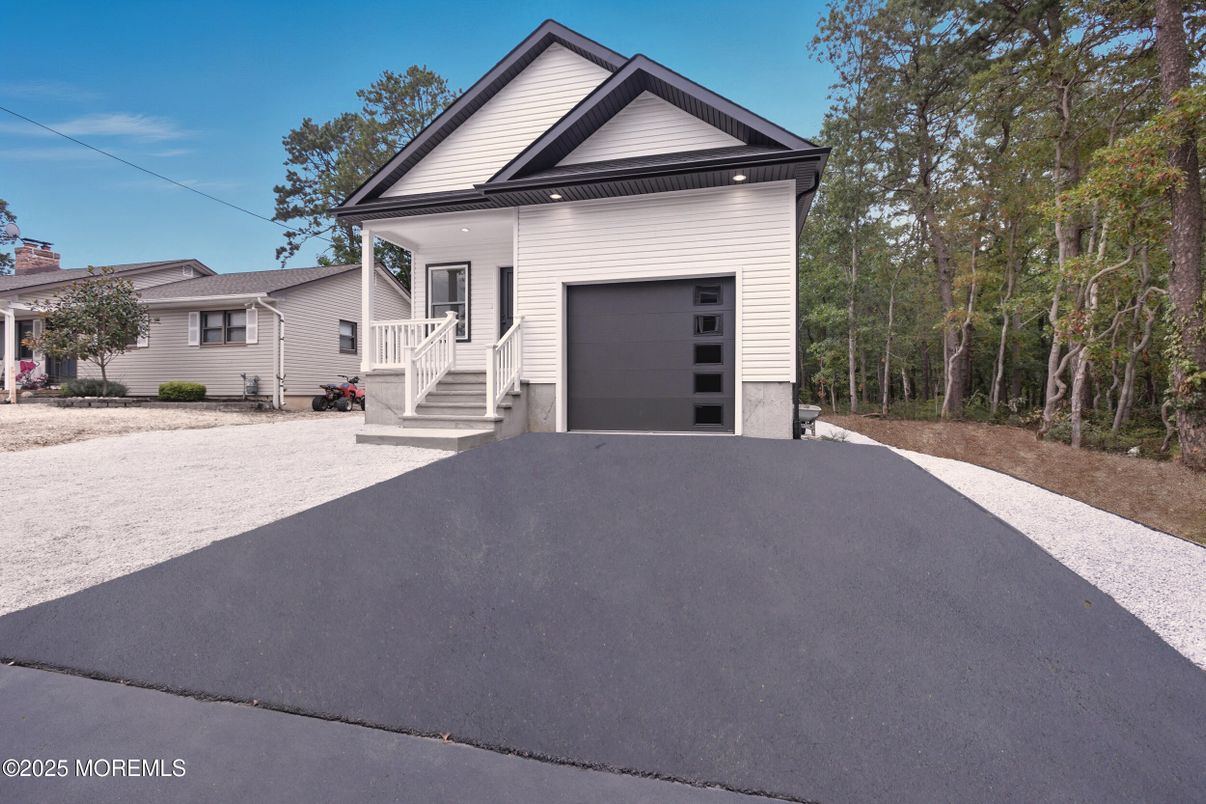 Attached, Exterior, Facade, Queen Anne Victorian