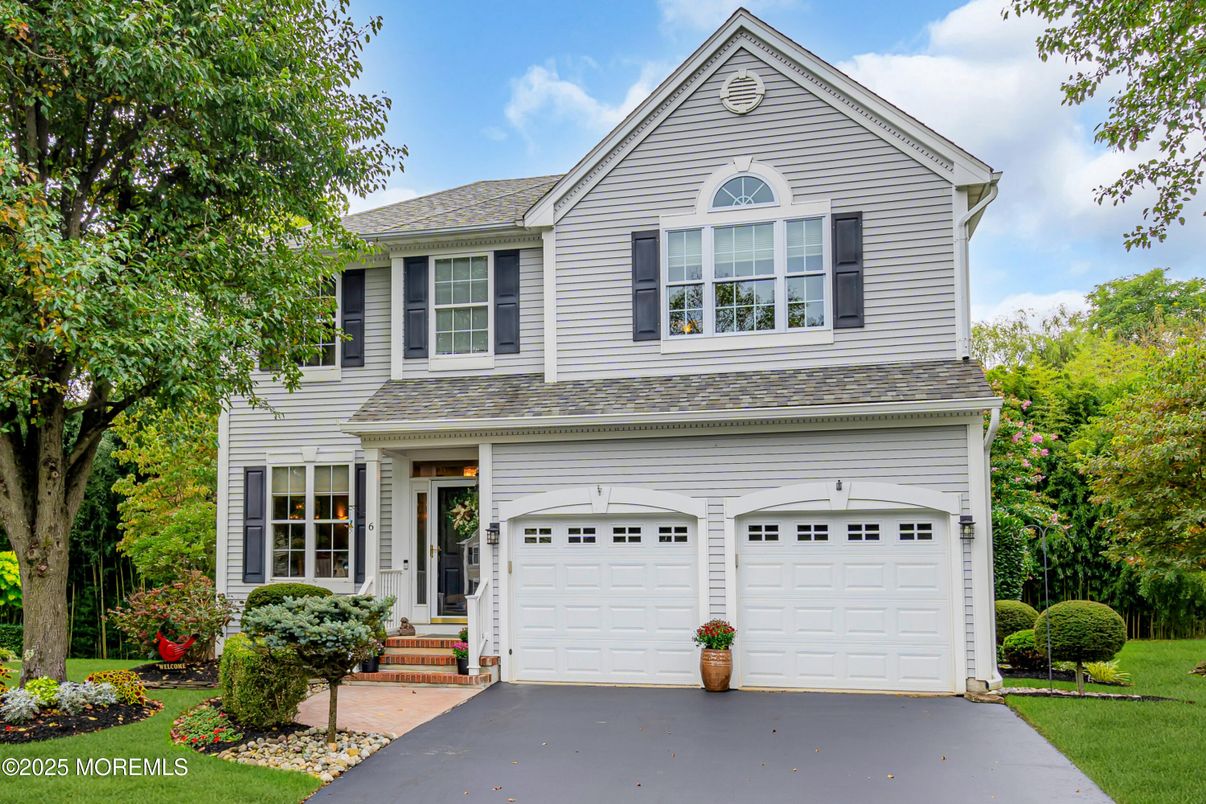 Attached, Exterior, Facade, Queen Anne Victorian