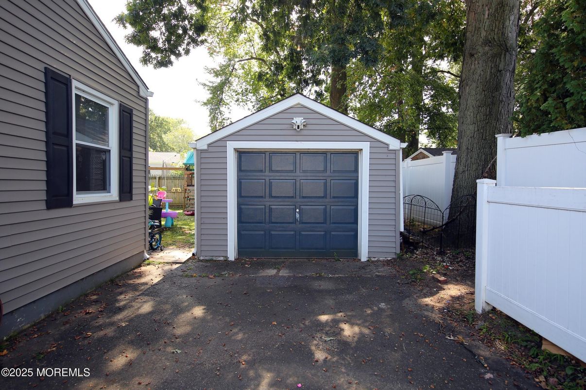 Detached Garage, Exterior