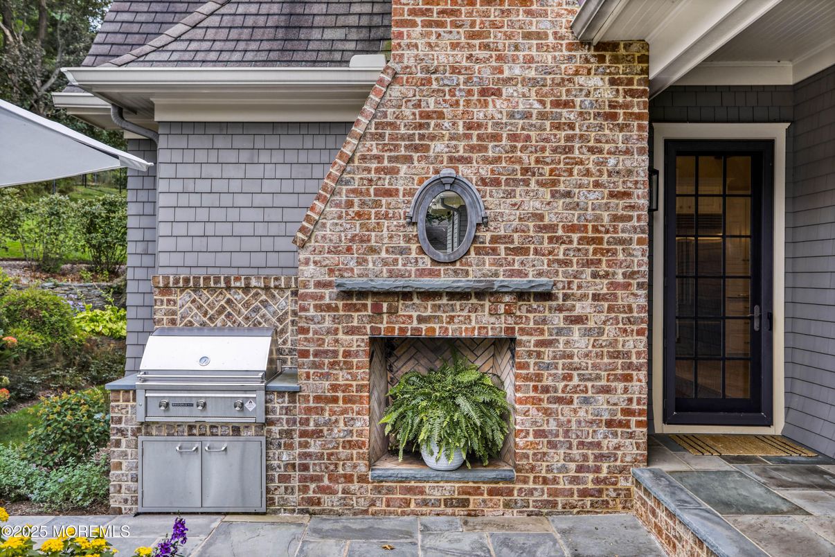 Exterior, Fireplace, Outdoor Kitchen