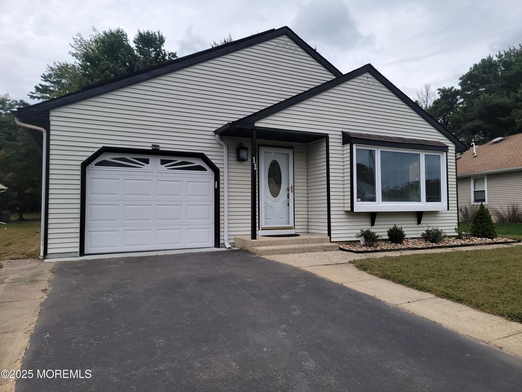 Attached, Exterior, Facade, Ranch