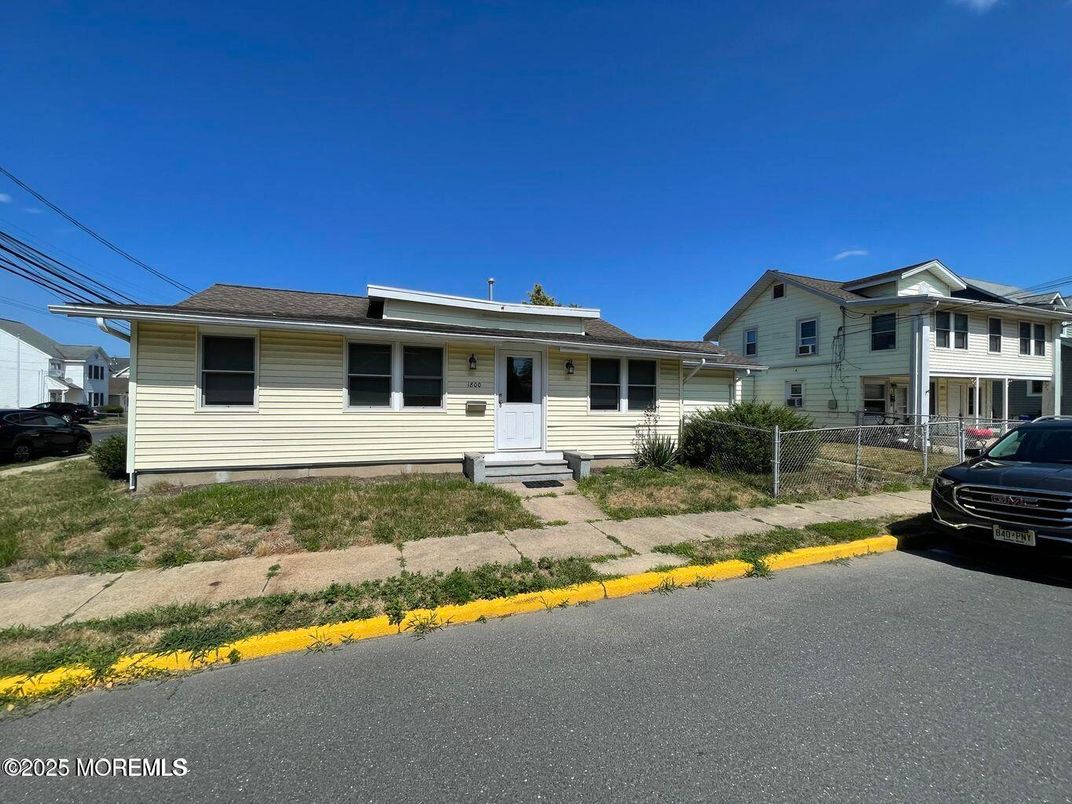 Exterior, Facade, Ranch