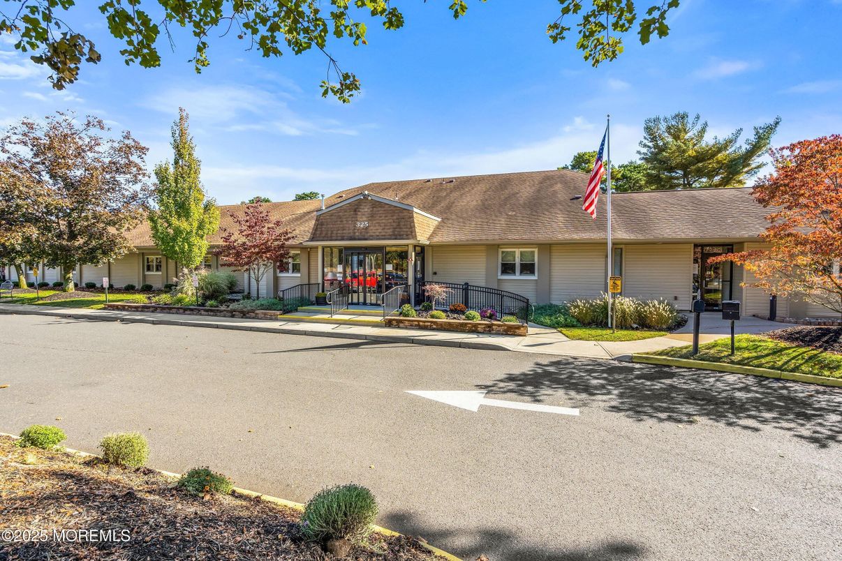 Exterior, Facade, Ranch