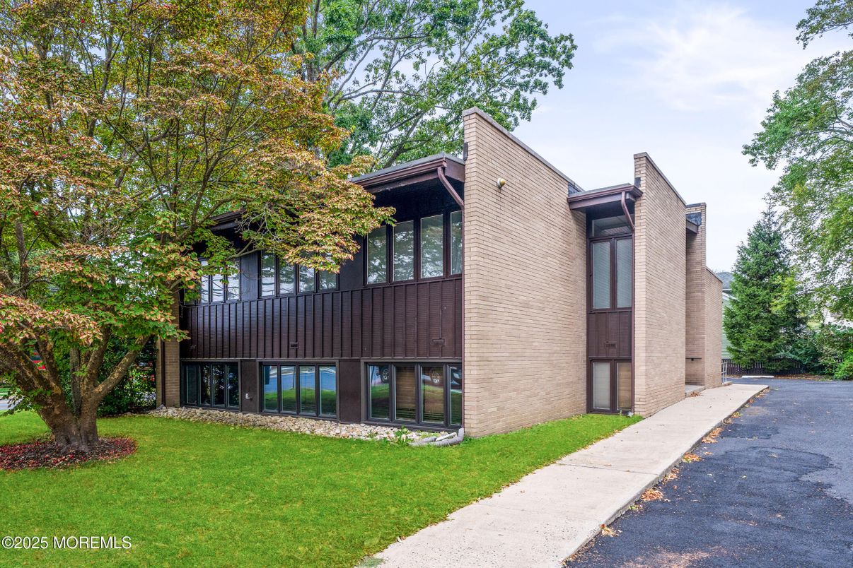 Backyard, Exterior, Facade, Brick Facade, Modern