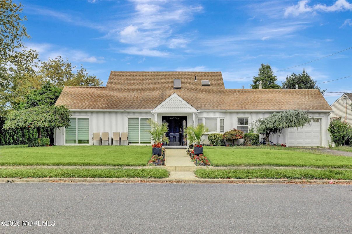 Attached, Exterior, Facade, Cape Cod