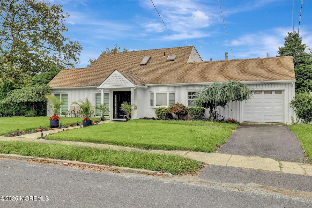 Attached, Exterior, Facade, Cape Cod