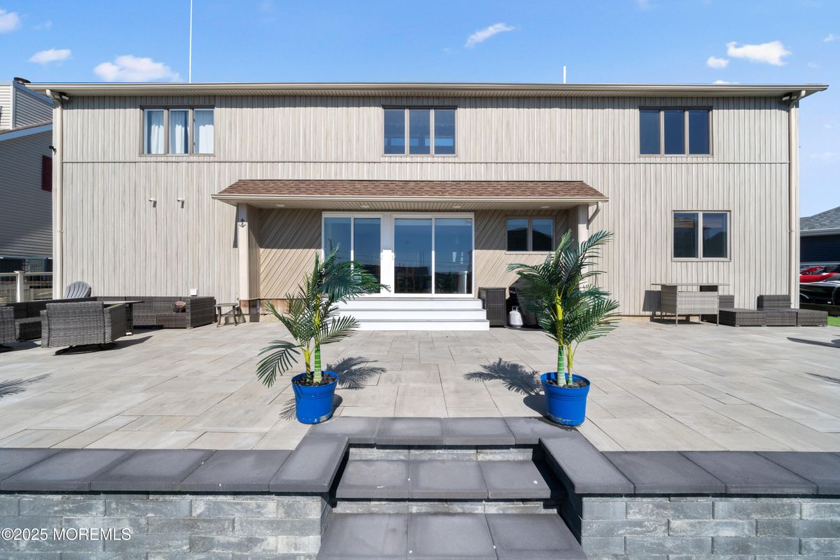 Exterior, Facade, Raised Ranch