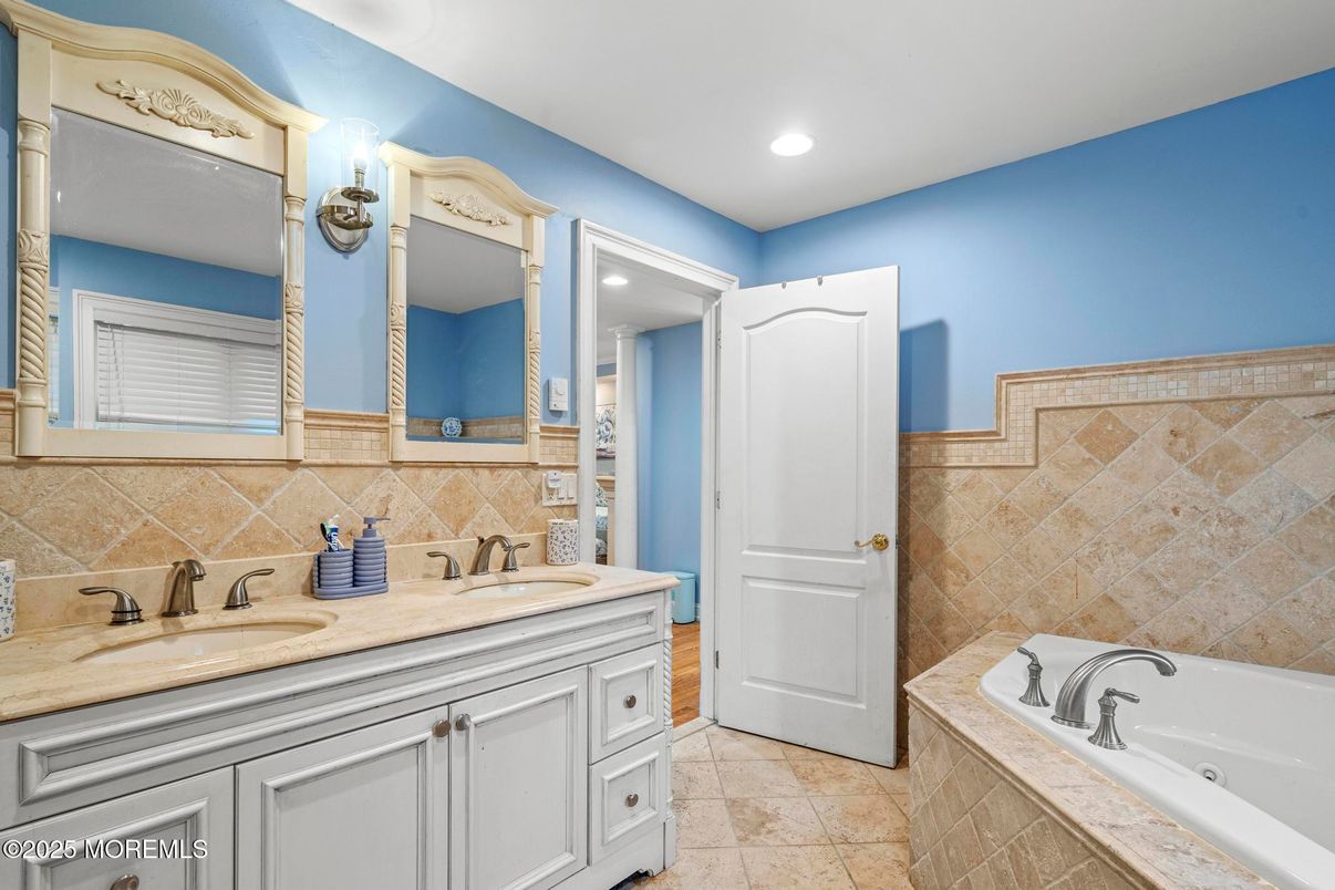 Bathroom, Dual Sink Vanities, Interior, Recessed Lighting