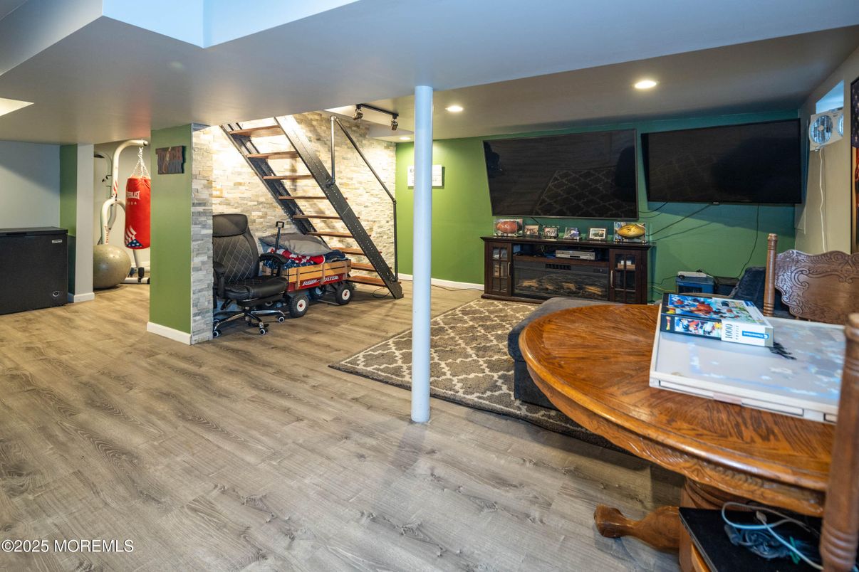 Interior, Recessed Lighting, Wood Texture Flooring