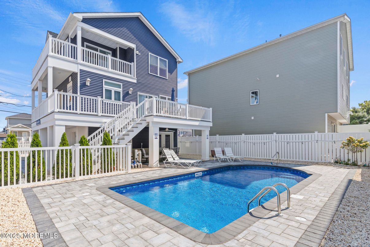 Exterior, Pool