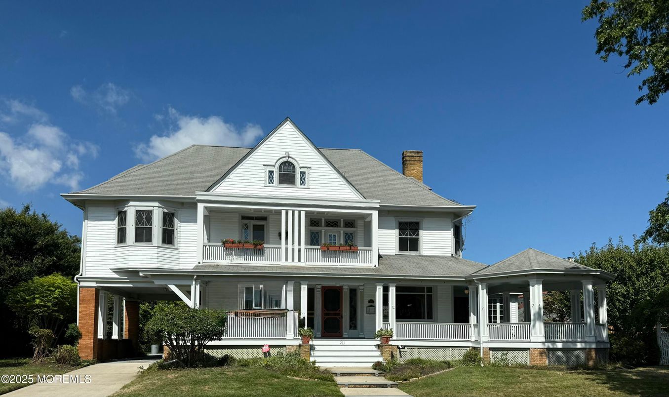 Exterior, Facade, Queen Anne Victorian