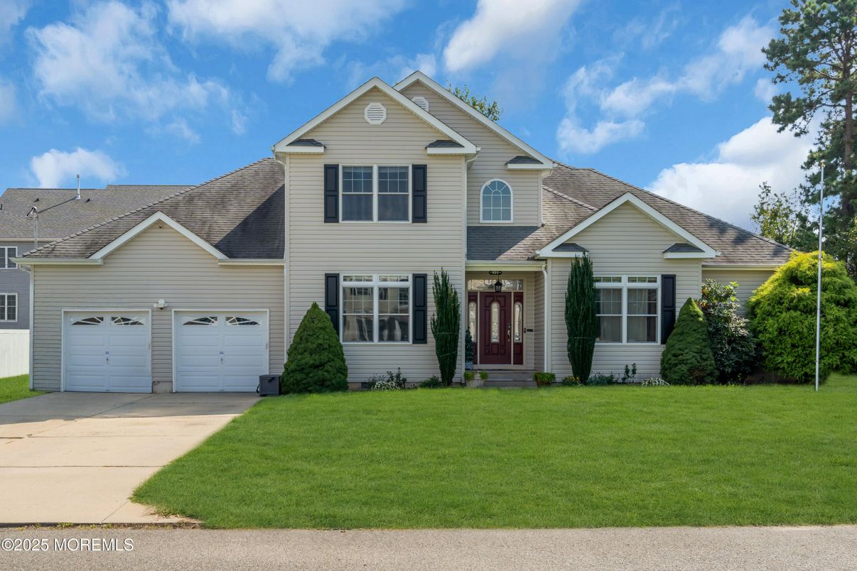 Attached, Exterior, Facade, Farmhouse