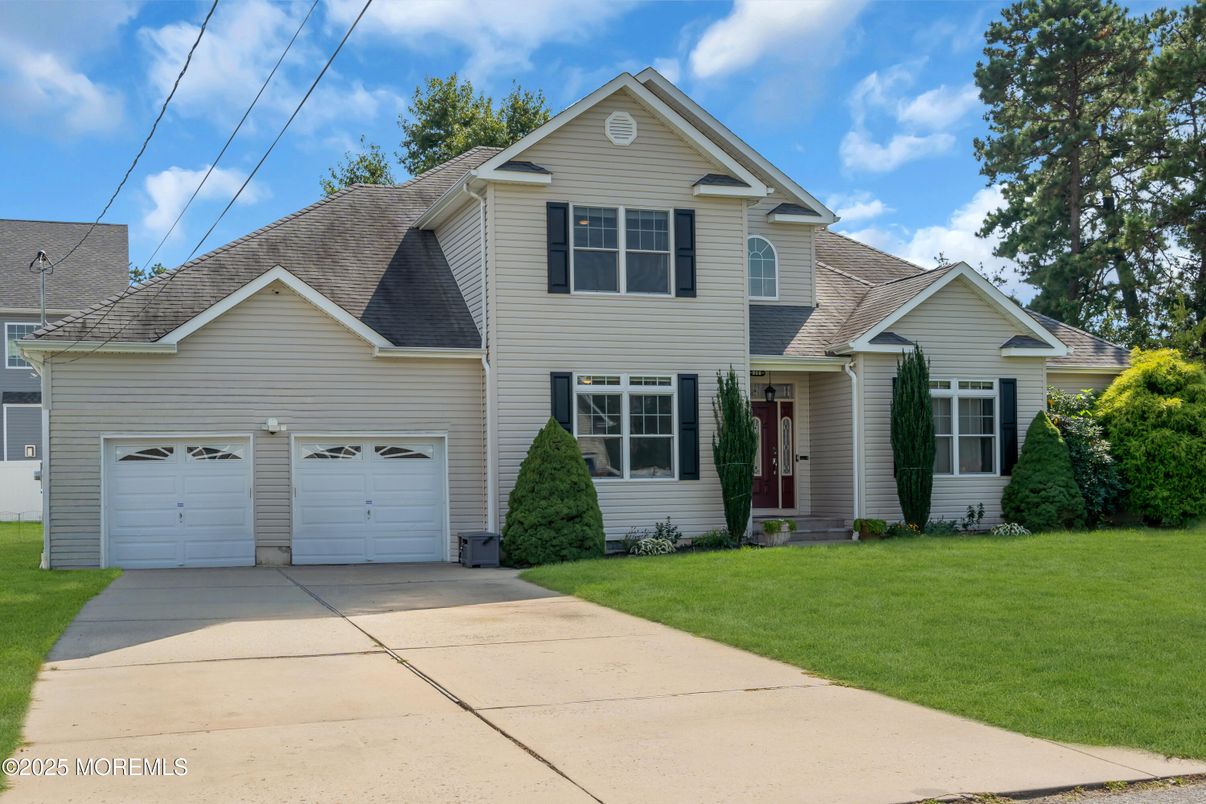 Attached, Exterior, Facade, Farmhouse
