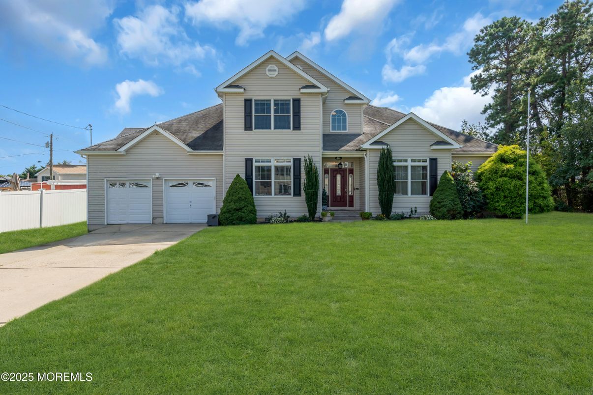 Attached, Exterior, Facade, American Craftsman