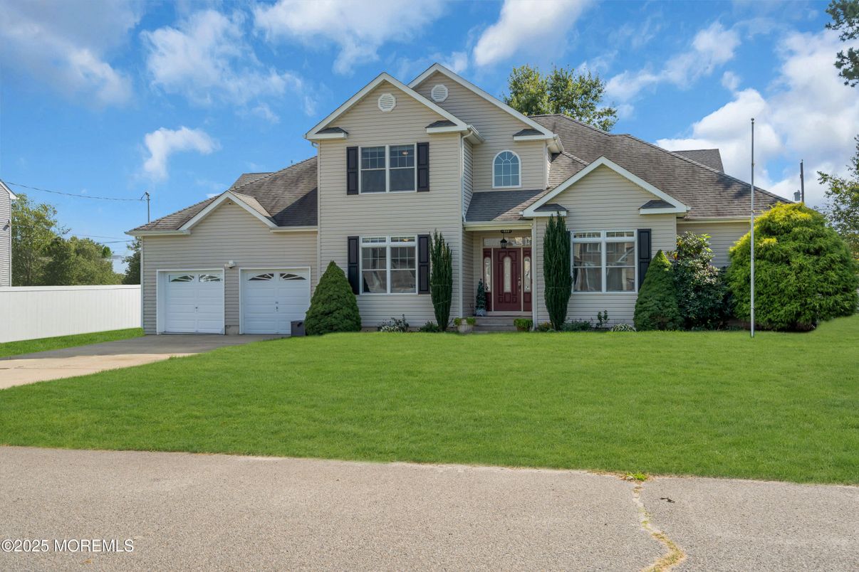Attached, Exterior, Facade, Farmhouse