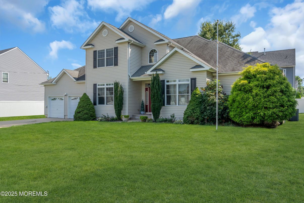 Attached, Exterior, Facade, Farmhouse
