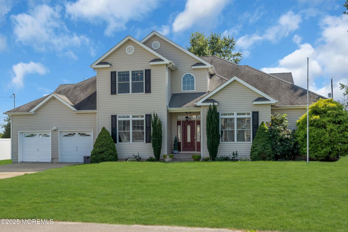Attached, Exterior, Facade, Farmhouse