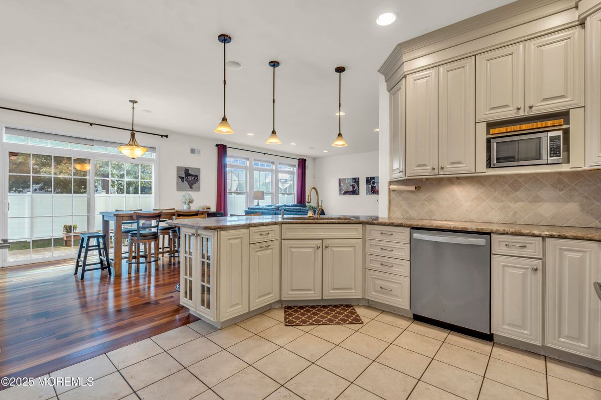 Dining room, Interior, Kitchen, Pendant Lights, Recessed Lighting, Wood Texture Flooring