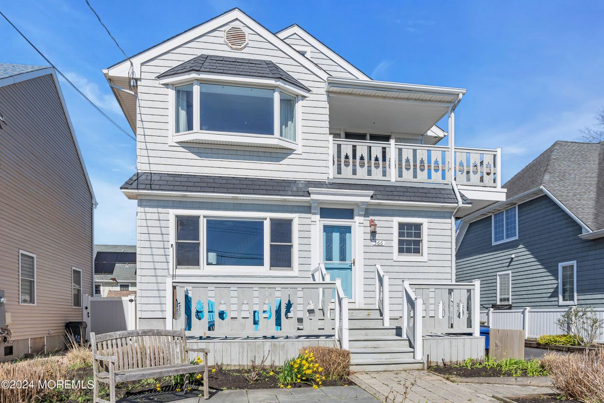 Exterior, Facade, Queen Anne Victorian