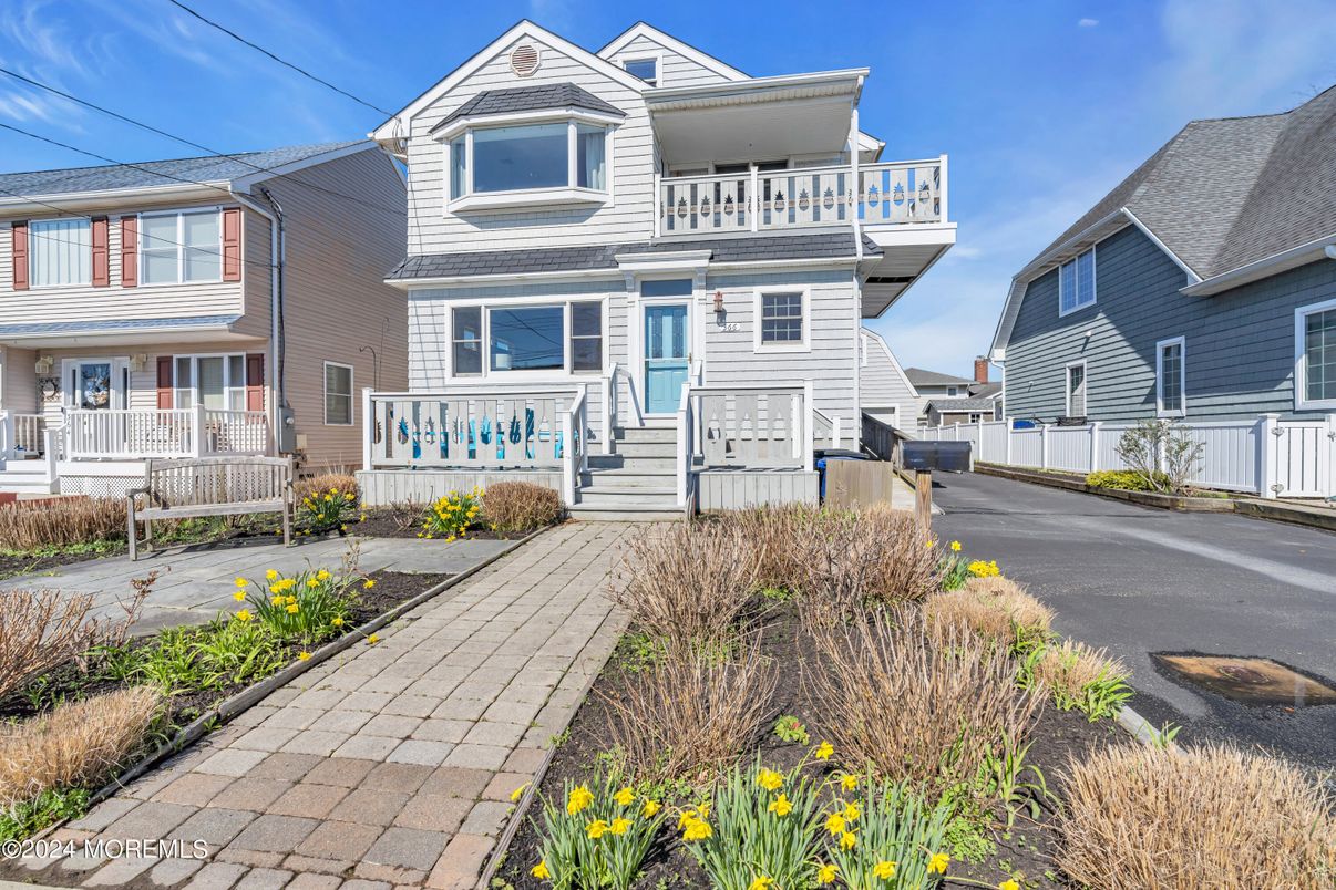 Exterior, Facade, Queen Anne Victorian