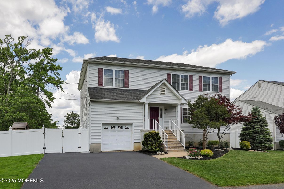 Attached, Exterior, Facade, Split Level