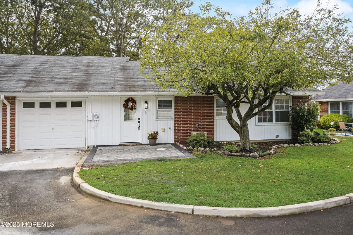 Attached, Exterior, Facade, Cape Cod