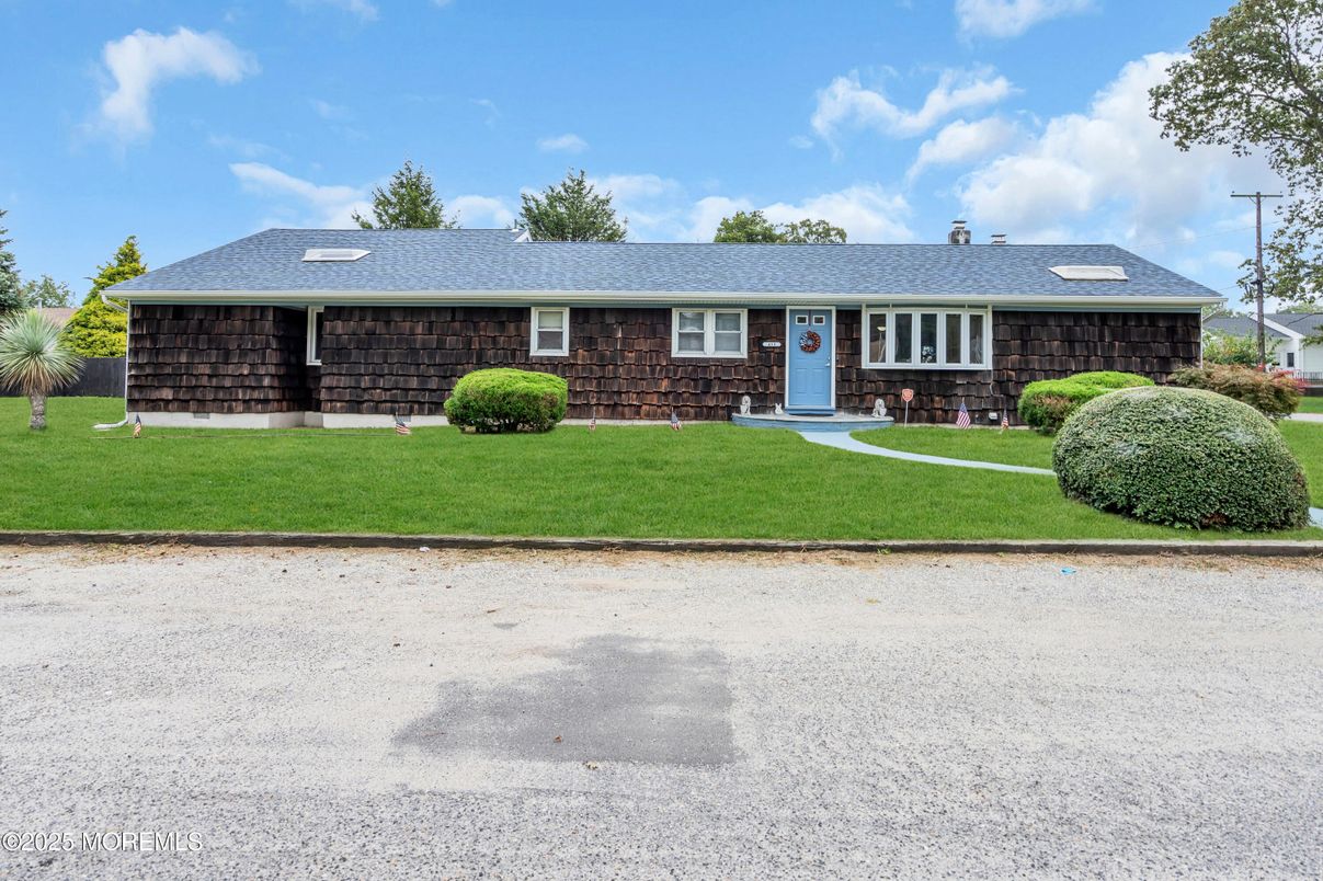 Exterior, Facade, Ranch