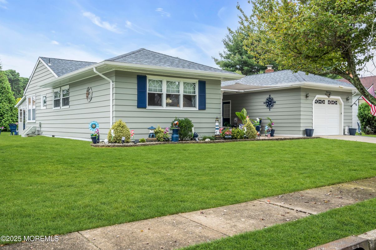 Attached, Exterior, Facade, Ranch