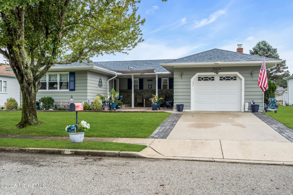 Attached, Exterior, Facade, Ranch