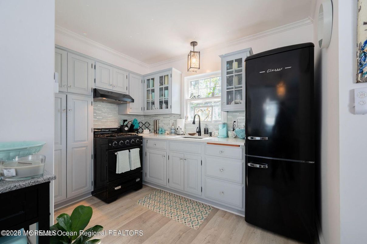 Interior, Kitchen, Pendant Lights, Wood Texture Flooring