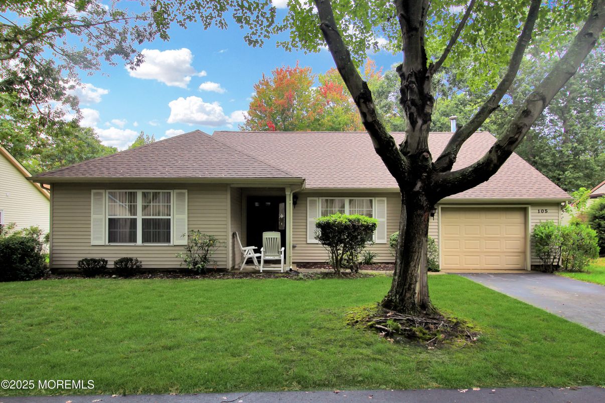 Attached, Exterior, Facade, Ranch