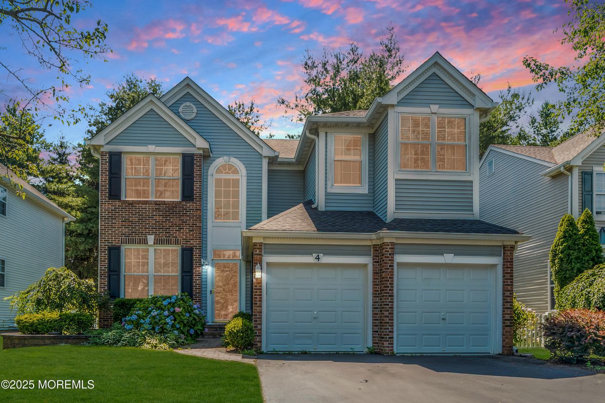 Attached, Exterior, Facade, Brick Facade, Queen Anne Victorian
