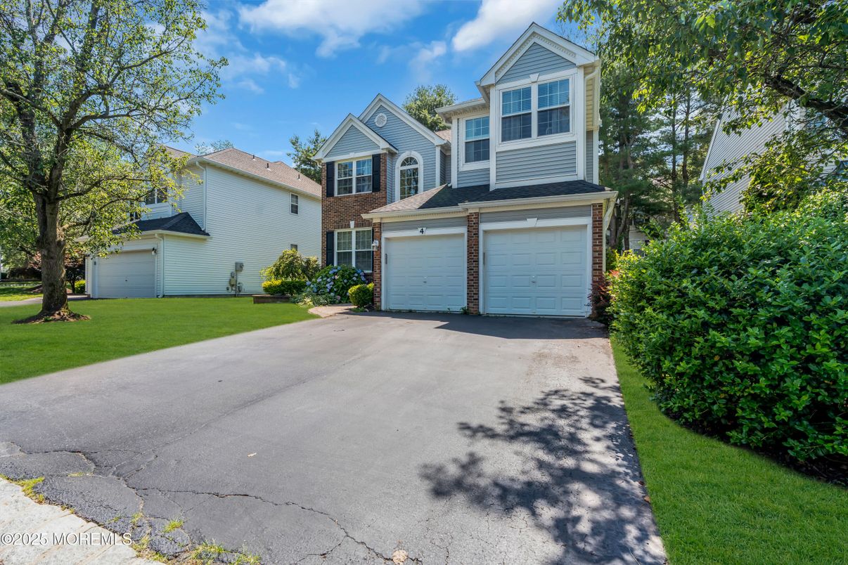 Attached, Exterior, Facade, Queen Anne Victorian