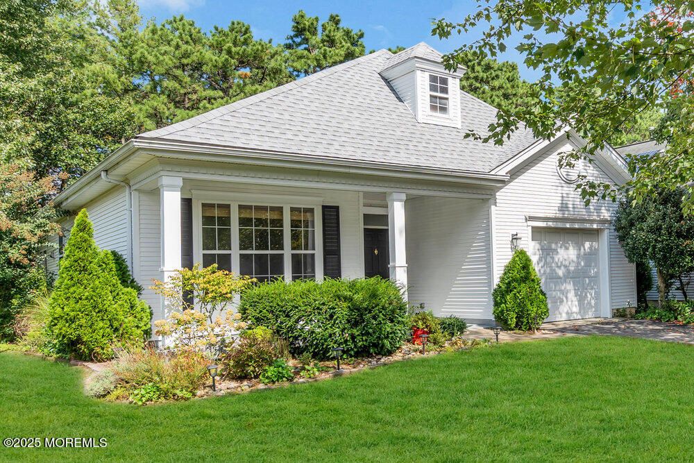 Attached, Exterior, Facade, Cape Cod